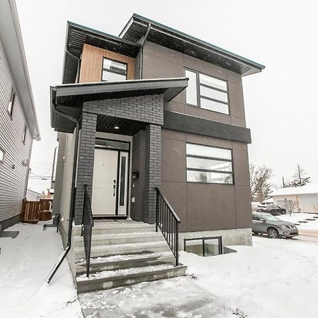 Bright Modern Home - King Bed - Free Parking - Fireplace - Fast Wi-Fi - Free Netflix Edmonton Esterno foto