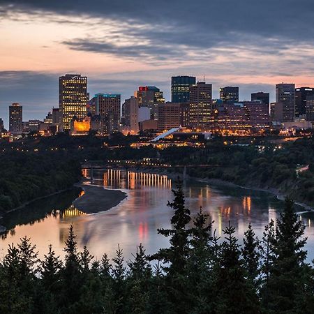 Bright Modern Home - King Bed - Free Parking - Fireplace - Fast Wi-Fi - Free Netflix Edmonton Esterno foto