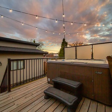 Bright Modern Home - King Bed - Free Parking - Fireplace - Fast Wi-Fi - Free Netflix Edmonton Esterno foto