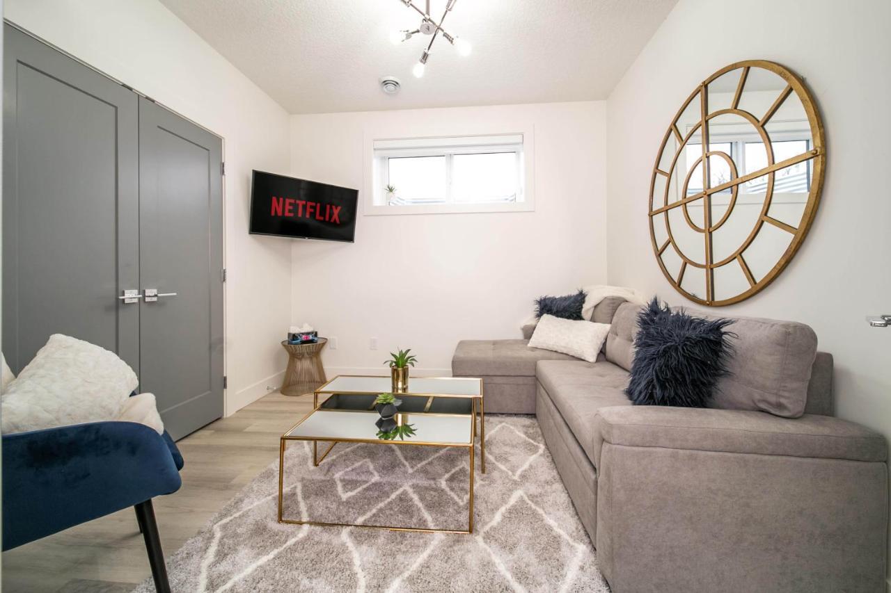 Bright Modern Home - King Bed - Free Parking - Fireplace - Fast Wi-Fi - Free Netflix Edmonton Esterno foto