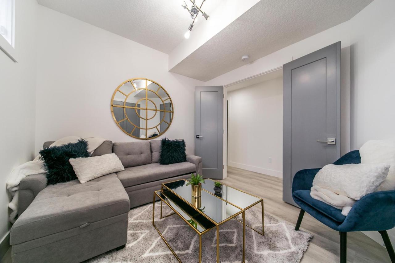 Bright Modern Home - King Bed - Free Parking - Fireplace - Fast Wi-Fi - Free Netflix Edmonton Esterno foto
