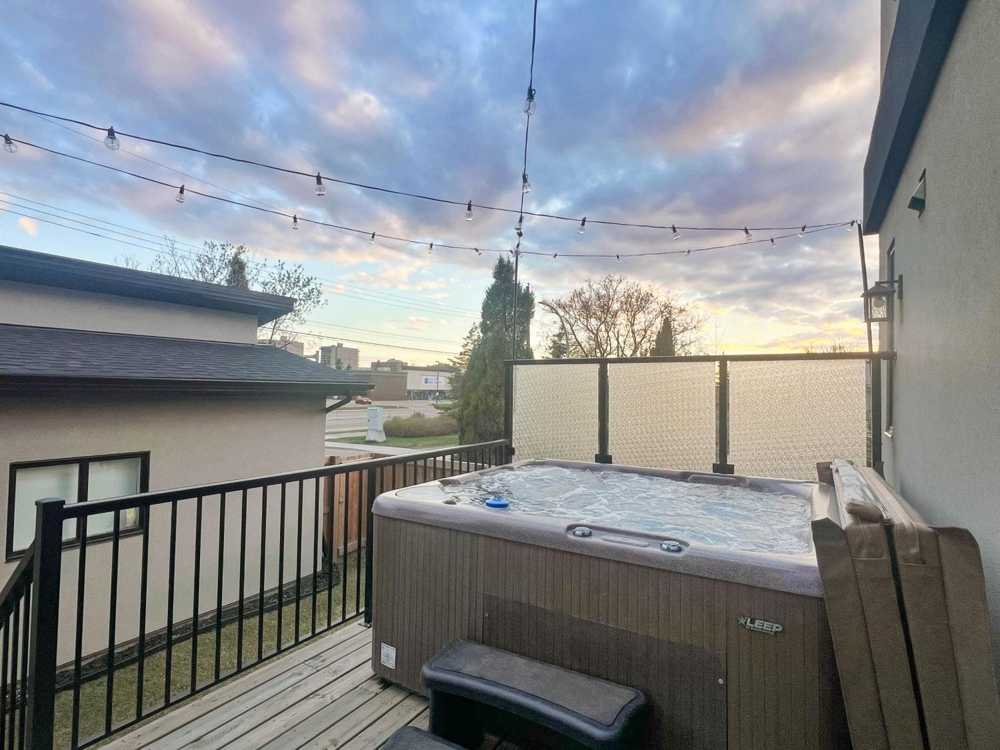 Bright Modern Home - King Bed - Free Parking - Fireplace - Fast Wi-Fi - Free Netflix Edmonton Esterno foto